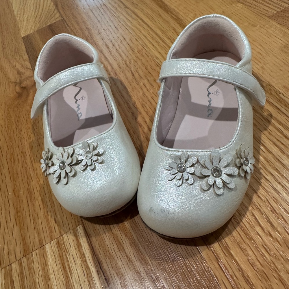 White Shimmer Daisy Mary Jane Dress Shoes